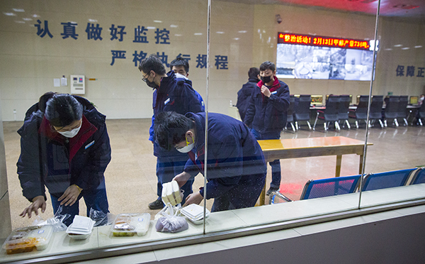 15 準(zhǔn)備就餐的職工，吃到可口的飯菜.jpg