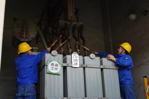 3、安措小組正在對(duì)變壓器做安全措施.JPG