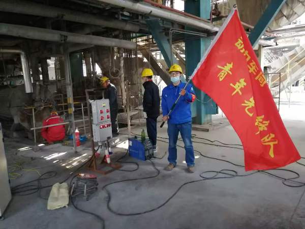 動力車間大修剛開始時，在3號爐零米，青工從車間領(lǐng)回青年先鋒隊(duì)隊(duì)旗（魏高強(qiáng)攝[1].jpg