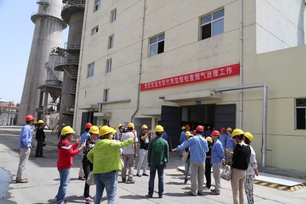 渭化集團環(huán)保開放日，渭南市民代表來渭化監(jiān)督檢查煙氣治理。.JPG