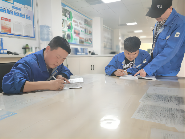 3月9日，化工一班班長王冬冬為徒弟制定學(xué)習(xí)計(jì)劃，主操李軍強(qiáng)為徒弟王浩男答疑(1).png