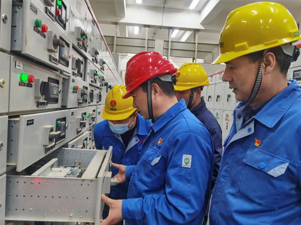 3月16日，對標交流現(xiàn)場，大家圍在一起對配電室開關(guān)柜查找差距與優(yōu)勢.jpg