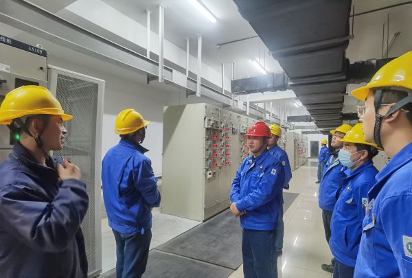 3月16日，對標交流現(xiàn)場，技術(shù)組長于康健為大家講述配電室的運維情況.jpg