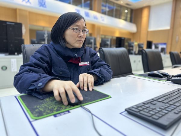2023年3月24日，師傅劉秋榮在控制室巡檢裝置運(yùn)行狀況工作照。.jpg