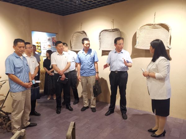渭化集團(tuán)黨委副書記、董事、工會主席馮曉宏在五星村調(diào)研鄉(xiāng)村振興工作，參觀村史館3.jpg