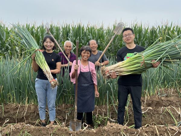 推廣宣傳五星大蔥，聯(lián)系渭化集團(tuán)捐贈大型設(shè)備，通過樹立典型，輻射帶動群眾增收致富。.jpg