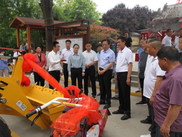 邀請幫扶單位渭化集團(tuán)到村贈送旋耕機、鏟車、大蔥開溝機、高壓水泵4.jpg