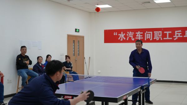 3月30日，舉行男子單打比賽。管理組李戰(zhàn)峰和運行三班王迪巔峰對決。.jpg