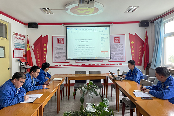 4月12日上午10點(diǎn)，動(dòng)力車間黨支部在黨員活動(dòng)室組織召開4月份黨風(fēng)廉政建設(shè)專題會(huì)議，學(xué)習(xí)貫徹公司紀(jì)檢委員例會(huì)精神，安排部署支部二季度黨風(fēng)廉政建設(shè)重點(diǎn)工作。.jpg