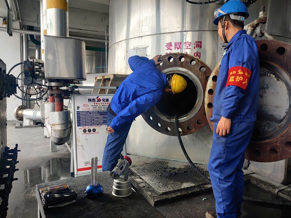 4月8日，氣化爐爐內(nèi)進人檢修畫面。.jpg