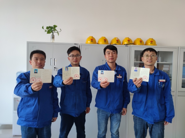 分析化驗室在線儀表班席輝，張超等人獲得環(huán)境保護(hù)設(shè)施技能證書.jpg