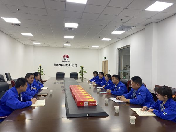 4月18日，制氣車間黨支部與質(zhì)量監(jiān)督檢驗(yàn)部黨支部在彬州公司會(huì)議室，開展對(duì)標(biāo)交流活動(dòng)，支部書記就提升支部黨建標(biāo)準(zhǔn)化建設(shè)交流經(jīng)驗(yàn)畫面。.jpg