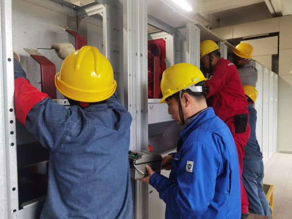 5月5日，檢修人員正在對開關(guān)柜進行絕緣檢查.jpg