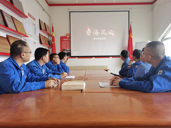 5月10日，尿素車間管理組與化工班組共同觀看保密教育警示片密海風(fēng)云.jpg