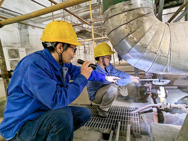 5月8日上午，動力車間三期泵房內(nèi)，技術(shù)員畢加佳指導副司爐王天賜排放BW管線內(nèi)積水.jpg