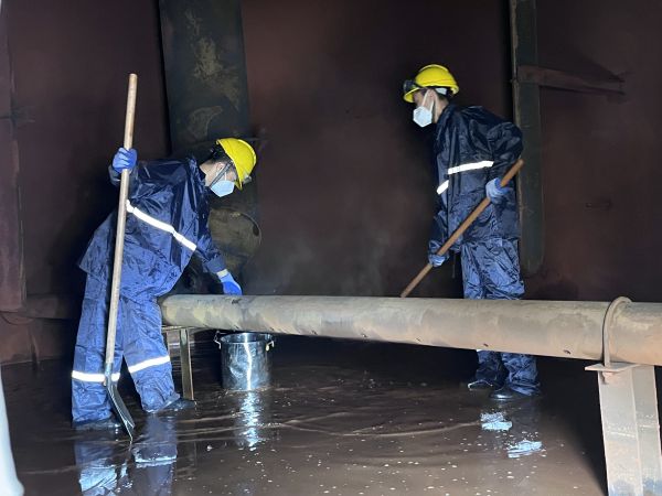 將熱水槽底部污水鏟倒廢桶中，用廢桶搬運(yùn)出去.jpg