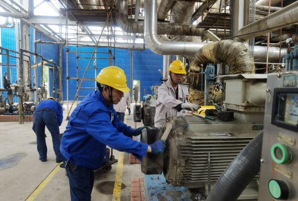 5月13日，電氣檢修人員在雙甲變換裝置進行電機檢修.jpg