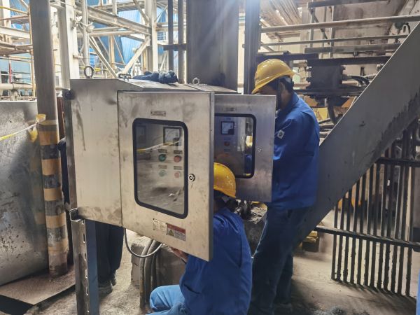5月10日，副班長周萬龍帶領小組成員正在對新控制柜進行接線調試.jpg