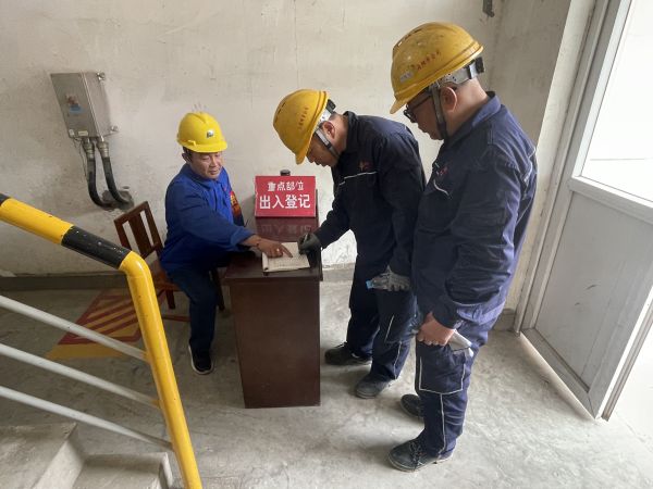 5.12上午，行政保衛(wèi)部在重點部位三期機(jī)組進(jìn)行進(jìn)入人員登記.jpg