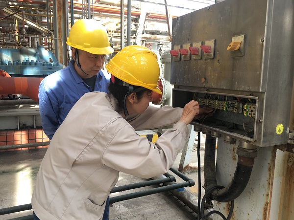 三期大檢修期間，臨時用電保障小組在現(xiàn)場為施工單位接電焊機.jpg