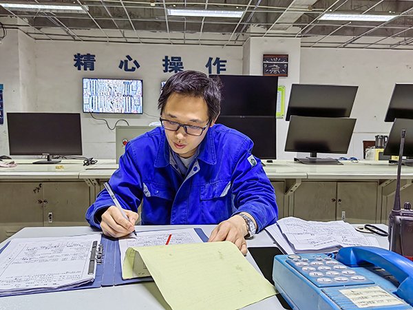 5月15日19點，動力車間三期控制室，技術(shù)員畢加佳給加班檢修的5號鍋爐更換空預(yù)器辦理檢修票.jpg