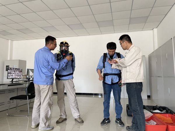 電氣運(yùn)行工段長馮向陽正在講解空氣呼吸器的操作流程以及注意事項.jpg