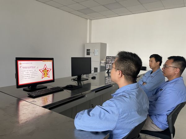 電氣運(yùn)行二班成員組織觀看化工企業(yè)安全生產(chǎn)事故方面的視頻。.jpg