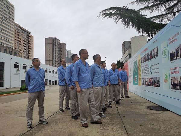 7月3日下午，尿素車間在公司辦公樓前黨員職工參觀公司主題展板2.jpg