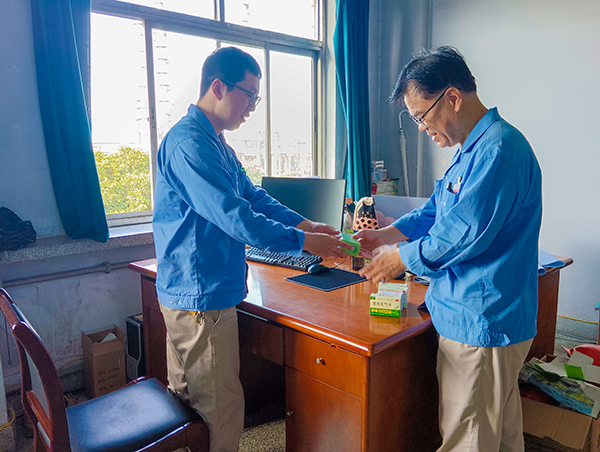 7月3日，計(jì)控電儀部安全員黃建容為各班段站發(fā)放防暑降溫用品.jpg