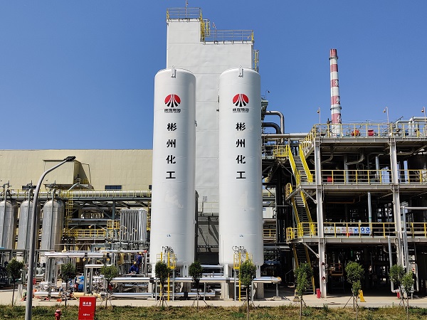 制氣車間，7月建成投用的707低溫能源綜合利用項目主設備液氮儲罐現(xiàn)場圖。 (1).jpg