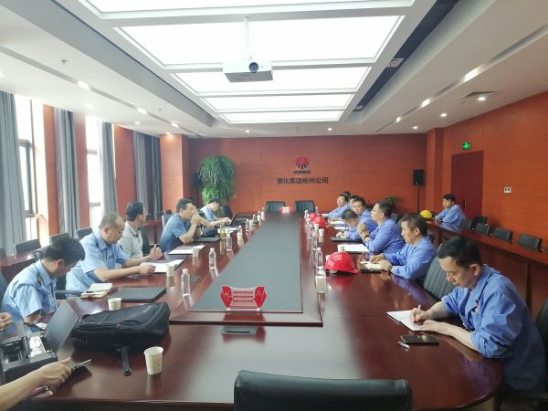 8月17日，省環(huán)保廳一行到公司開展環(huán)保檢查，彬州公司副總經(jīng)理、生產(chǎn)部部長(zhǎng)張安平，彬州公司安環(huán)部部長(zhǎng)秦敏建等相關(guān)單位主要負(fù)責(zé)人參加迎接，此圖為檢查組在三樓行政會(huì)議室檢查交流.jpg