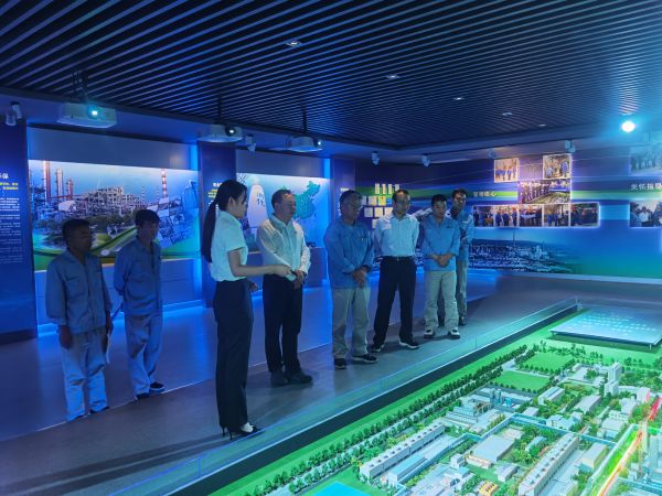 8月24日，國網(wǎng)渭南供電公司一行來公司調(diào)研座談，參觀展覽廳.jpg
