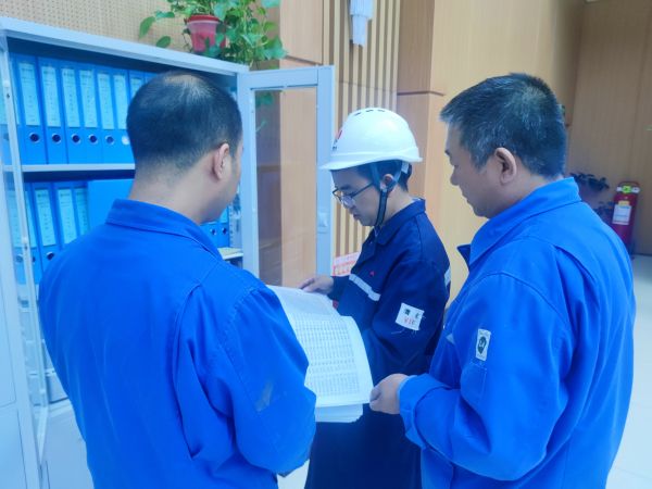 9月27日，交叉檢查組查看崗位人員安全操作規(guī)程.jpg