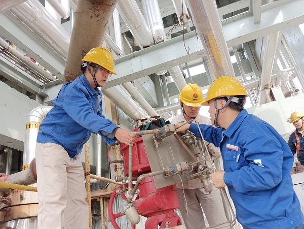 10月8日，空分尿素工段員工在尿素現(xiàn)場進(jìn)行閥門的拆檢檢修作業(yè).jpg