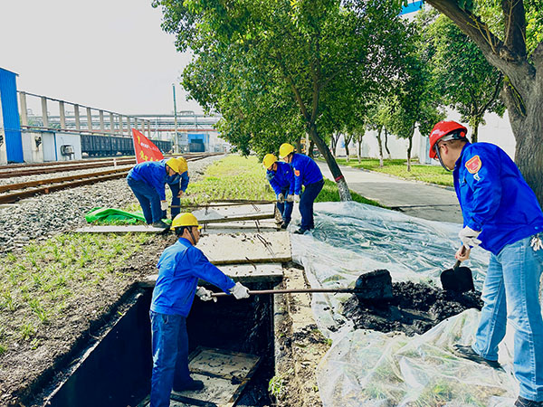 10月10日下午，黨員突擊隊清理沉淀池.JPG