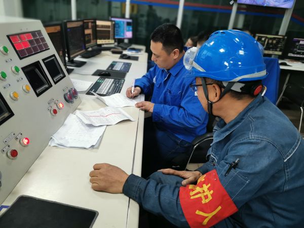 動力車間一期鍋爐控制室，值班人員確認(rèn)檢修票證.jpg