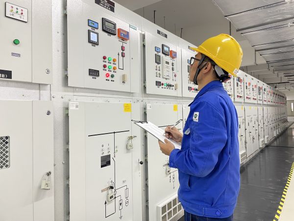 運行二班員工第五江明在記錄高壓電源進線數(shù)據.jpg