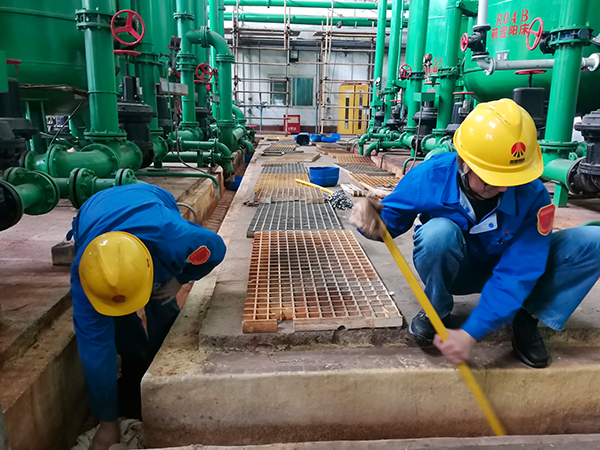 10月15日，脫鹽水站員工清理地溝積水以交出地溝防腐.jpg