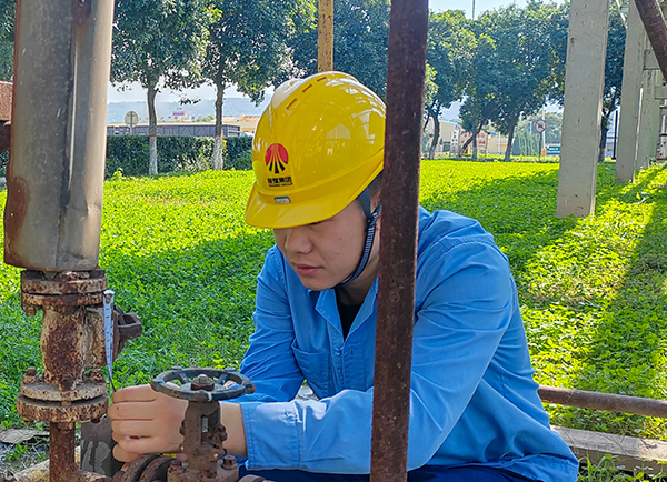 10月19日下午，張建國正在測量準備要更換的蒸汽疏水閥門尺寸.jpg