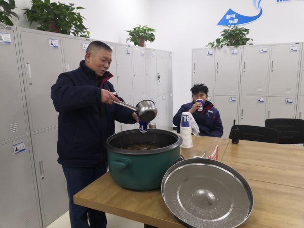 圖1 12月8日，剛忙完工作的職工杜仲毅喝著冰糖雪梨水。肖歡 攝.jpg