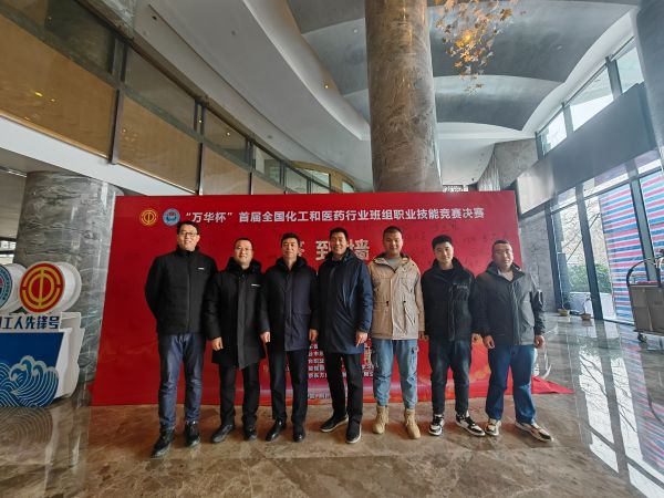 副總經(jīng)理趙強(qiáng)、工會(huì)副主席李景忠、合成車間主任王東亮與參賽隊(duì)員在決賽前夕合影留念2.jpg