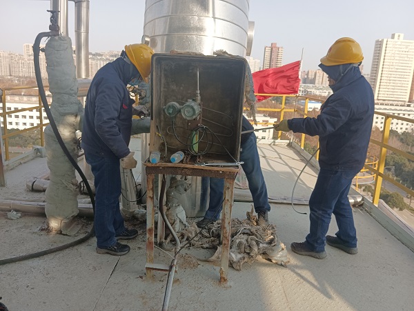 12月20日，計控電儀部空分尿素工段人員在尿素框架5樓給壓力204表增加電伴熱2.jpg