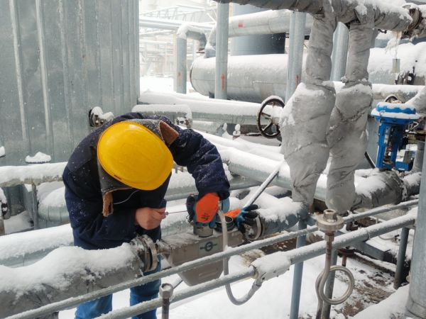 2月2日，計控電儀部王益在三期氣化現(xiàn)場維修變送器.jpg