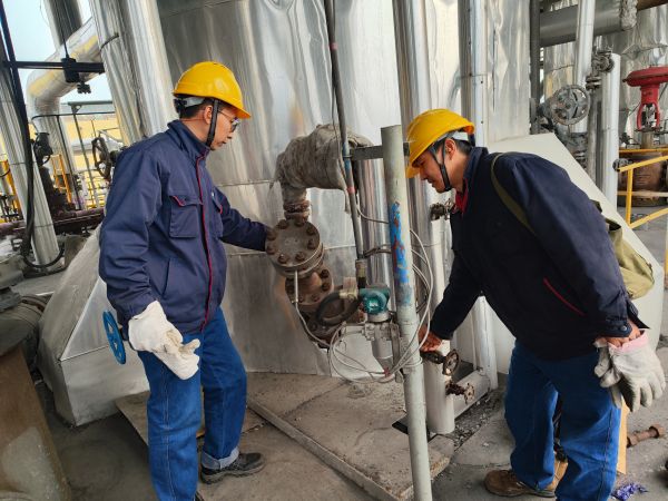 2月2日，計控電儀部李勝忠和胡含朗正在檢查氣化爐流量變送器的伴熱保溫情況.jpg
