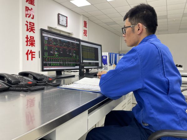 春節(jié)值班期間，運(yùn)行員工第五江明在認(rèn)真監(jiān)視變電所內(nèi)設(shè)備運(yùn)行數(shù)據(jù).jpg