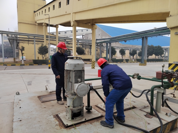 3月11日，計控電儀部部長王文波帶隊對現(xiàn)場電氣儀表設(shè)備防雷防靜電接地設(shè)施進行專項檢查 (1).jpg