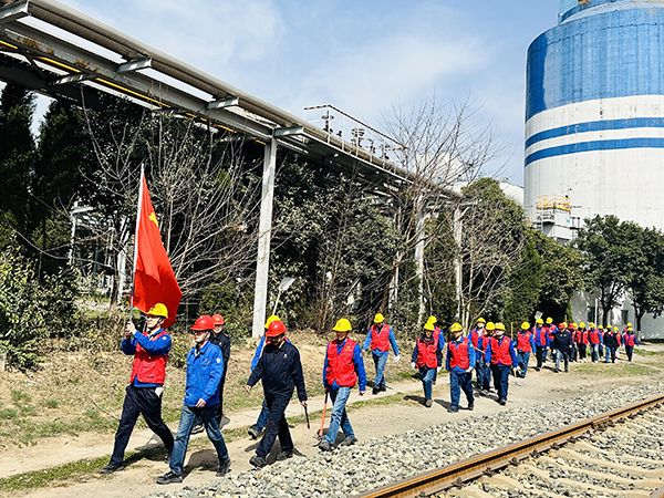 3月20日下午，物料車間黨支部開展了“清除雜草保安全 志愿服務(wù)顯擔(dān)當(dāng)”主題活動，   600.jpg