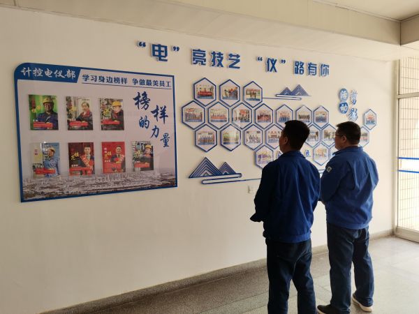 計控電儀部職工在觀看部門文化墻內容1.jpg