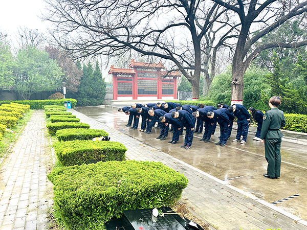 4月2日下午，渭化集團組織黨員代表、團員青年代表走進渭南市臨渭區(qū)王尚德烈士陵園，開展清明節(jié)祭掃活動。烈士紀念碑前默哀鞠躬.JPG