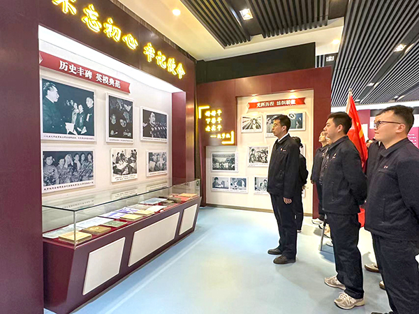 2024年4月9日乙二醇車間黨員職工們，駐足學(xué)習(xí)趙夢桃個人事跡.jpg